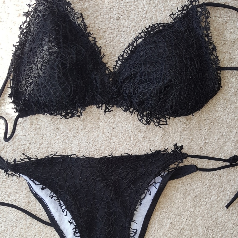Black bikini